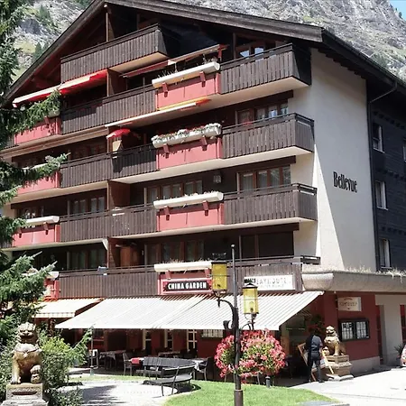 Au Centre De *